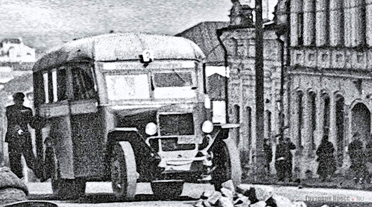 Ещё один экземпляр пензенского автобуса на шасси послевоенного ЗИС-5 с оригинальным полуобтекаемым кузовом изготовления завода № 163. Заснят во время ремонта мостовой на ул. Московской. г. Пенза, первая половина 1950-х годов