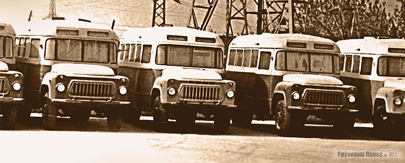 Автобусы ЕАРЗ-654 на площадке готовой продукции