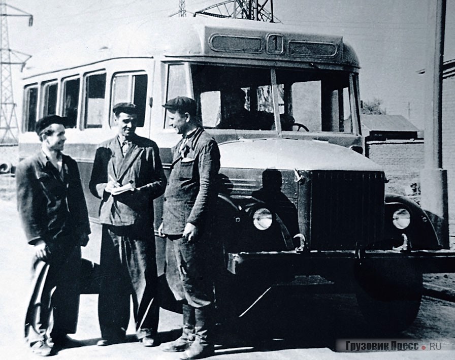 Самый первый автобус, полностью построенный на ЕАРЗ. Дефицитные гнутые стекла по углам от ветрового стекла на этом автобусе заменены обычными плоскими