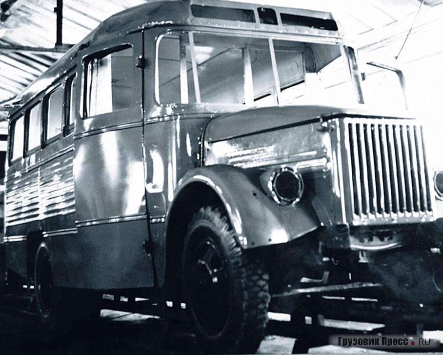 Опыт капитального ремонта автобусов ПАЗ-652 не прошел даром. У этого автобуса типа ЕАРЗ-651А борта кузова выполнены гофрированными, как на ранних автобусах ПАЗ