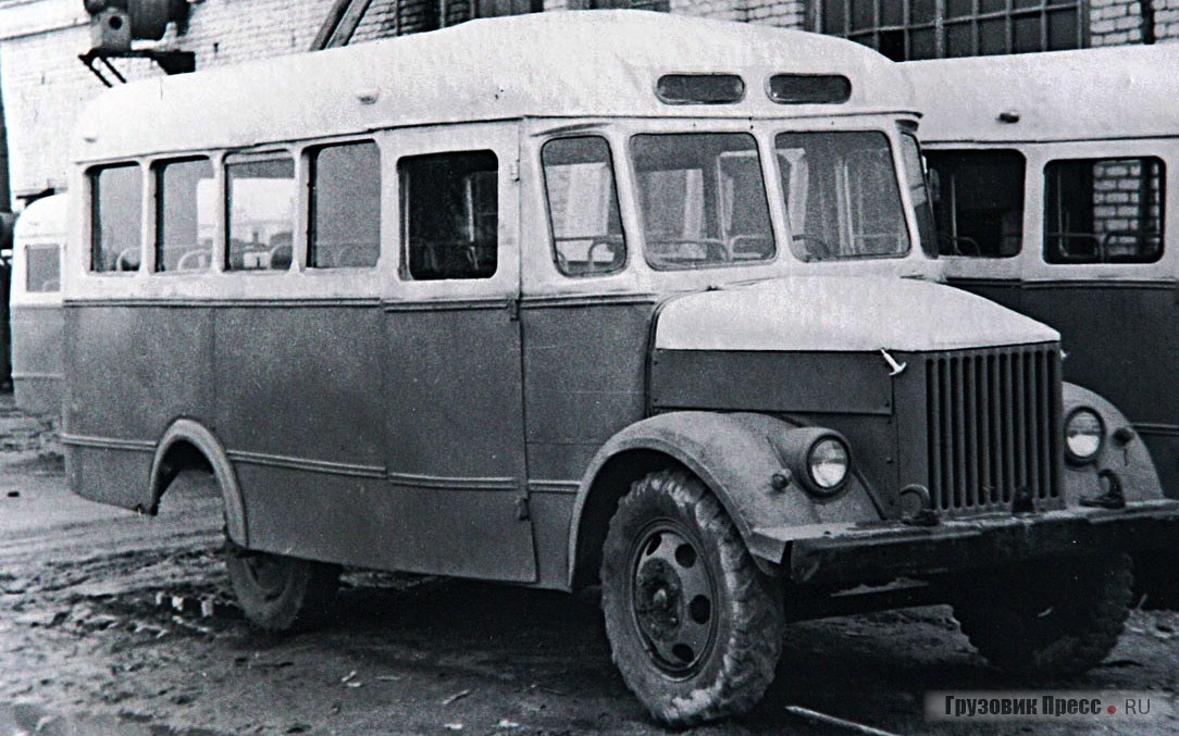 Первые отремонтированные автобусы Семёновского завода с деревометаллическим кузовом собственного производства
