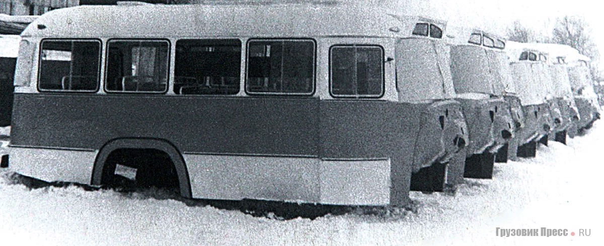 Товарные кузова САРЗ-685 на заводском дворе перед отправкой потребителям