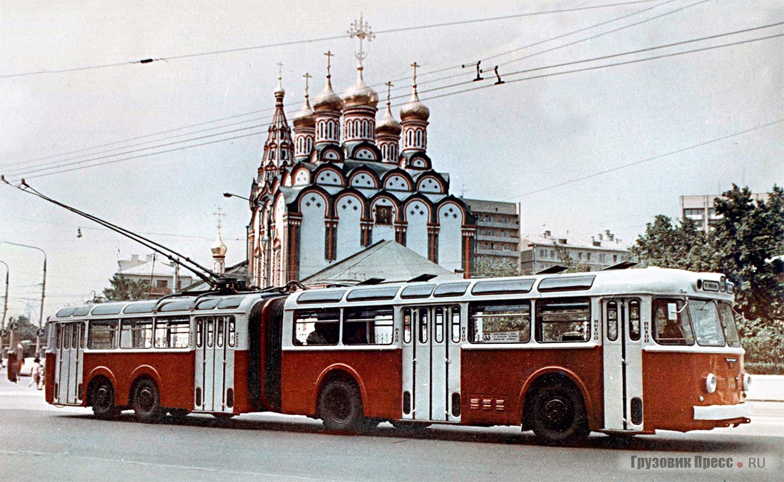 СВАРЗ ТС-2 на Комсомольском проспекте на фоне церкви Николы в Хамовниках