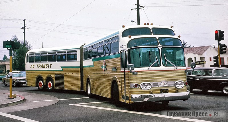 После работы в Continental Trailways один из четырех сочленённых автобусов Super Golden Eagle Kässbohrer был продан транспортной компании AC Transit. Окленд, США. 1966 г.
