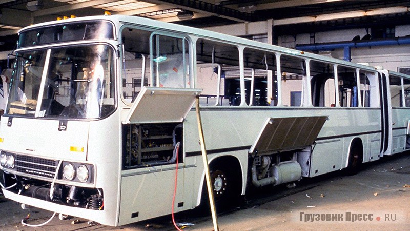 Сборка автобусов Ikarus 286 на заводе малых серий в Матиашфельде