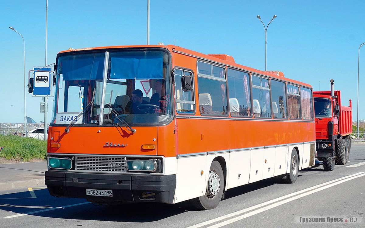 Этот Ikarus-250 в самой массовой версии 250.59 в первой жизни принадлежал санаторию КГБ в Кисловодске, что на Кавминводах. Петербургские автоспортсмены, однако, купили автобус уже у второго хозяина – с 2010 по 2020 год «Аполлон» жил во Владикавказе.