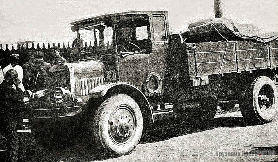 Первенец Ярославского автозавода, весьма архаичный даже в пору серийного производства, 3-тонный Я-3, снятый в Москве у помещения московского автоклуба. Лето 1927 г.