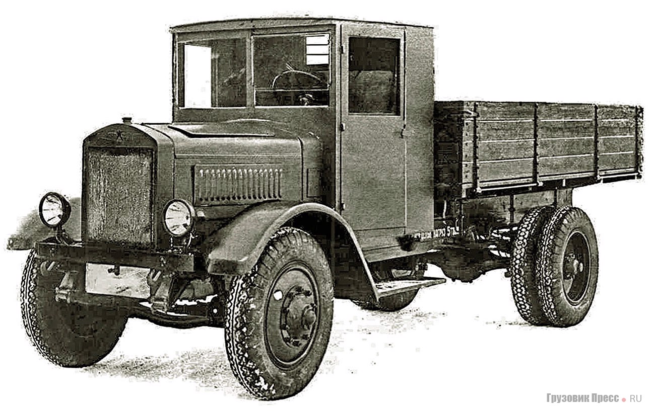 Я-5, пришедший на смену Я-4 в конце 1929 г., внешне отличался закрытой кабиной прямоугольной формы с полноценными дверцами, шинами с более современным протектором и эмблемой в виде звезды на радиаторе