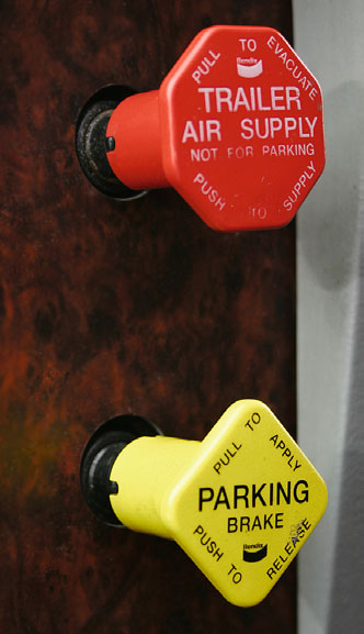 Знаменитые кнопки американской версии стояночного тормоза отдельно для полуприцепа и тягача