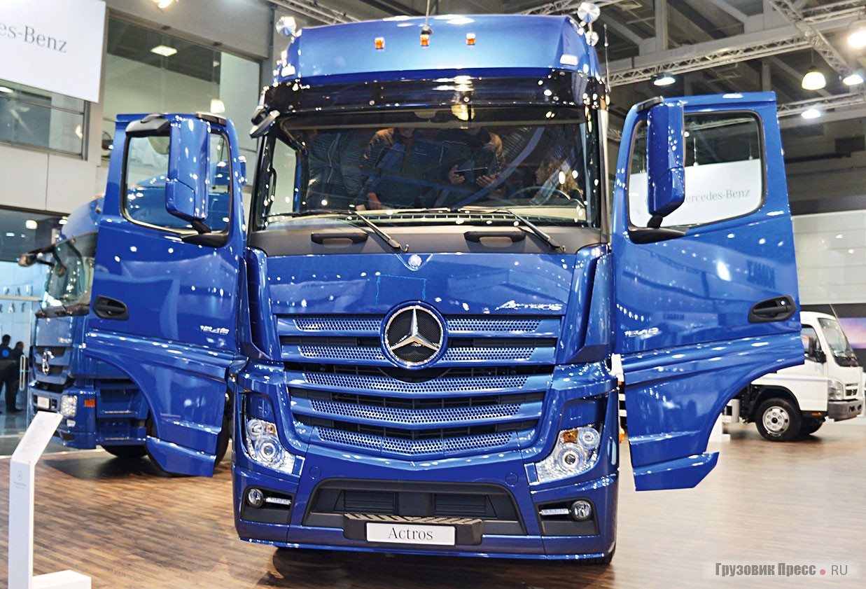 Новый [b]Mercedes-Benz Actros[/b] добрался и до России. Впрочем, машина в европейской спецификации, т.е. с мотором Euro 6, так что 1100 л дизтоплива, которые он может взять на борт ещё в Европе, – не роскошь, а средство для выживания двигателя…