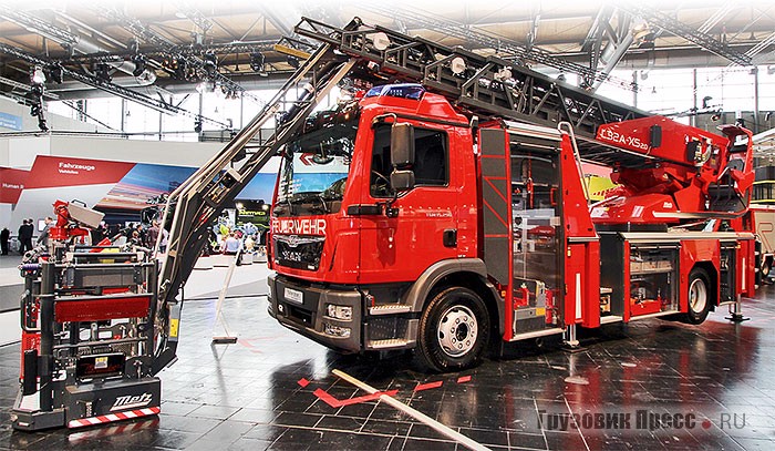 Входящий в концерн Rosenbauer немецкий производитель пожарных лестниц Metz заканчивает свою историю – с будущего года он меняет имя на Rosenbauer Karlsruhe. Но не прекращает деятельности, чему примером служит новейшая 32-метровая компактная автолестница Metz L32A-XS на шасси MAN TGM 15.290 со спасательной люлькой