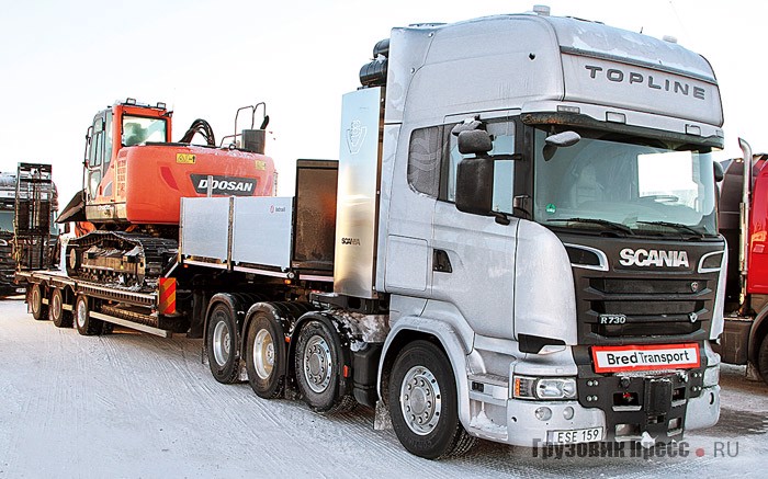 Седельный тягач-тяжеловоз [b]Scania R730 LA8X4/4HNB.[/b] Произведён с короткой колёсной базой, имеет гидравлические и дизельные баки, для сохранения пространства воздушные ресиверы размещены сзади кабины. Автомобиль оснащён мощнейшими задними осями: ADA1501P RPB835/ RP835 3,96 – 27 000 кг с редуктором и ретардером, с тормозным усилием до 4100 Н∙м. Коробка передач автоматическая