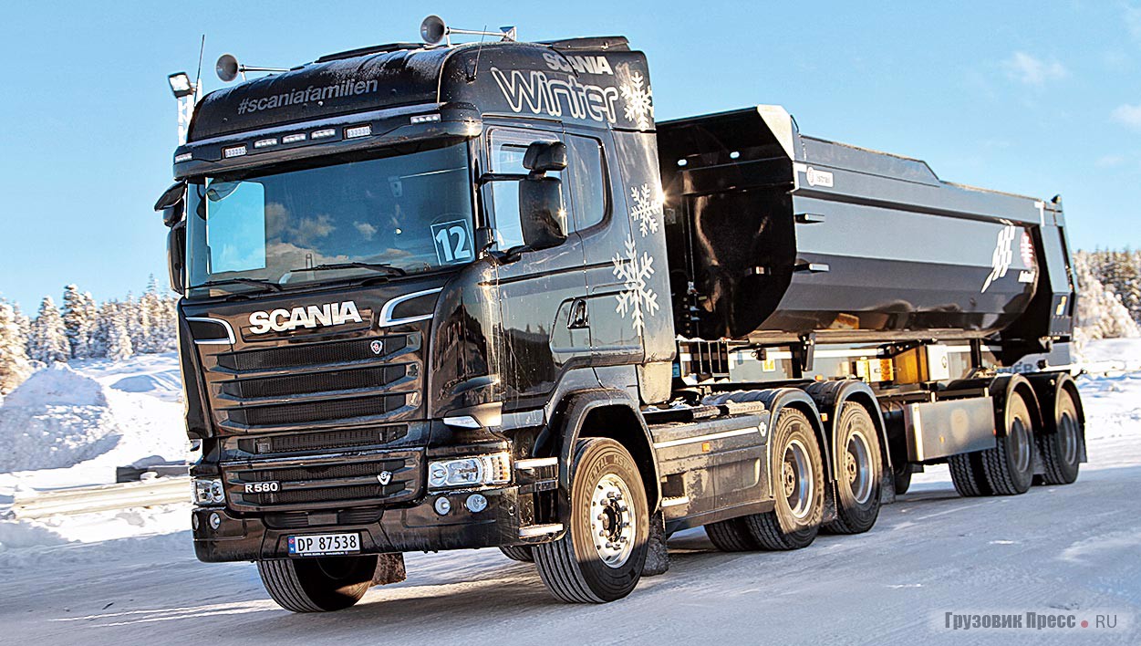 Тягач [b]Scania R 580 CA6x4HHA[/b] предназначен для строительных работ. Он оснащён двигателем DC16 102 580 л.с. (2950 Н∙м) и АКП GRSO905R. Имеется ретардер с тормозным усилием до 4100 Н∙м. Передняя ось 9-тонная, задняя тележка 21-тонная тандемная с пневматической подвеской и колёсными редукторами. Двухосный полуприцеп компании Istrail