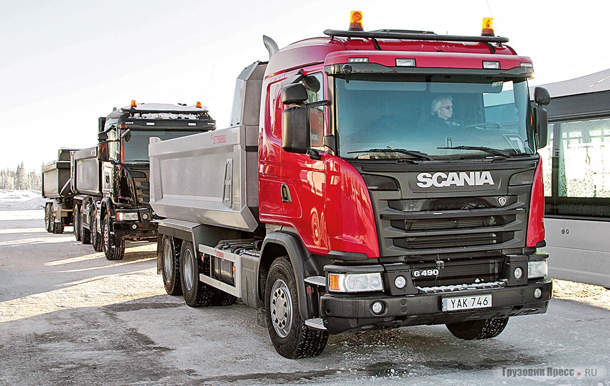 [b]Scania G 490 LB6X4HSA[/b] с новейшим самосвальным кузовом ZD4 и прицепом Zetterbergs. Комплектация шведская, поэтому колёсная база у этого автомобиля более длинная, чем положено в Норвегии (3900 мм). Машина оснащена автоматической коробкой передач Allison со встроенным ретардером. Кабина с нормальной высотой потолка и спальным местом. Двигатель DC13 125 490 л.с. (2550 Н∙м)