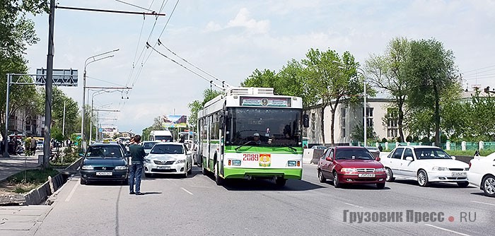 Машины паркуются как попало, и троллейбусам приходится с трудом объезжать их