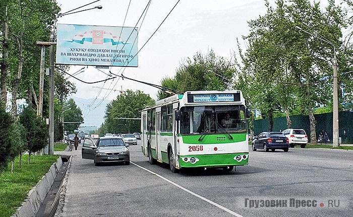 В спальных районах города контактная сеть находится в плохом состоянии. Сначала кажется, что по таким проводам ничего не сможет проехать, но вскоре на скорости 55 км/ч мчится, объезжая машины, троллейбус!