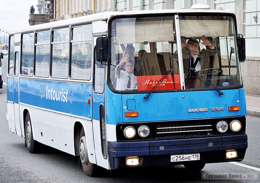 Ещё один междугородник [b]Ikarus 256.74[/b] – уже частный, из RetroBus – знаком по ретротесту в «ГП». Сохранившийся на автобазе местного филиала «Центробанка», автобусу потребовались лишь некоторые косметические работы, которые сделали из него блестящего представителя своего семейства