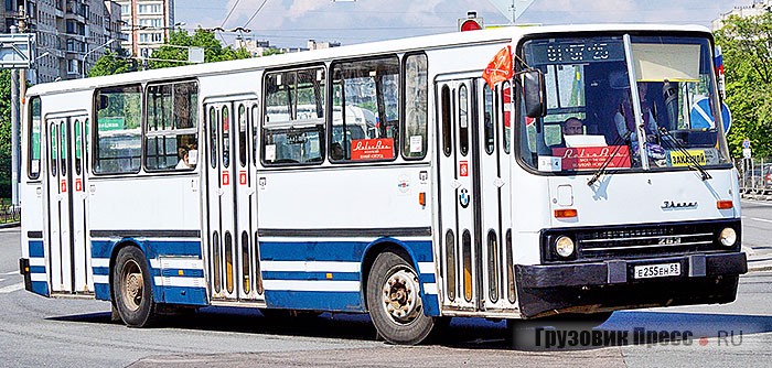 Экзотический Ikarus, представленный RetroBus, прибыл в гости на парад из Великого Новгорода. Эта машина модели [b]Ikarus 263.01[/b], предназначенной для Германии, ещё недавно работала на городском маршруте в Тамбове, а теперь служит друзьям компании в Новгороде