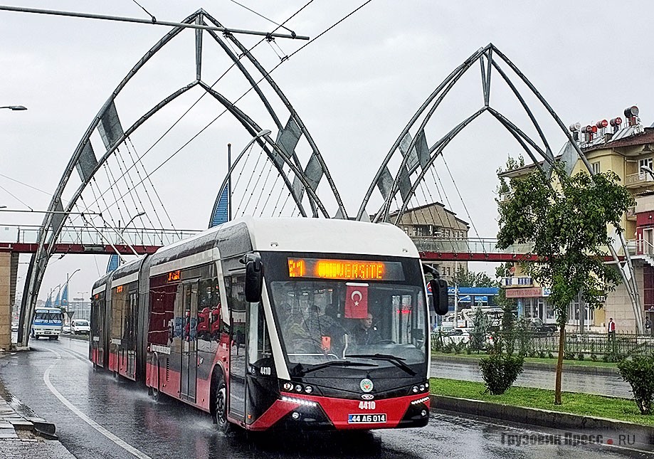 В центре города многие объекты стилизованы под букву М