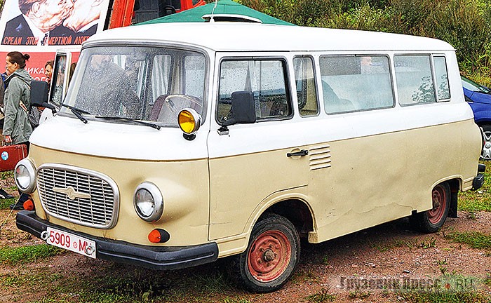 Микроавтобус [b]Barkas B1100KK[/b]. Исходно эта машина работала в качестве медицинской (Krankenwagen) в Германии, а после падения Берлинской стены перебралась сначала в Польшу, а потом в Белоруссию, в клинику НИИ радиоматериалов. Списанный микроавтобус некоторое время провёл в Слуцке, а позже переехал в Ленинградскую область, где, сменив хозяина, оказался в руках друга команды RetroBus