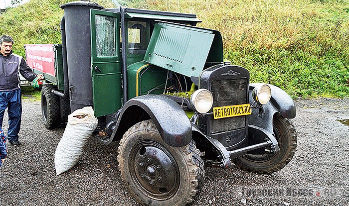 Основным ай-стоппером в экспозиции мастерской Retrotruck стал газогенераторный грузовик [b]ЗИС-21[/b] 1938 г. выпуска. Взору публики предстала не просто статичная машина – мотор работал, а представители мастерской периодически «подкармливали» газогенератор еловыми шишками, на которых эта уникальная машина и работает