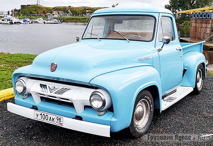 От иноземного лагеря был представлен этот [b]Ford F100[/b] с V-образным восьмицилиндровым мотором. Необычный пикап в российской реальности выглядит словно вышедший из мультфильма, и очень выделяется на фоне любой другой техники