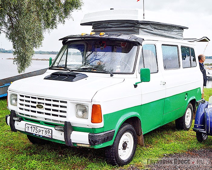 Европейский [b]Ford Transit Mk2[/b] второго поколения, переоборудованный в передвижной автодом ещё в прошлой западной жизни. Казалось бы, в девяностые годы такие «Транзиты» валом шли в Россию и СНГ, но на сегодня это практически вымерший вид