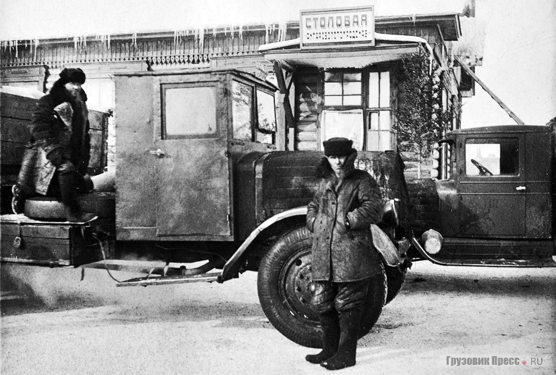 Седельный тягач на базе грузовика Я-5 из автобазы «Золототранс», переделанный в ЦАМ. На машине сняли надрамник, изготовили седло тягача, раму сзади укоротили. Полуприцеп модели 3Т изготовлен, очевидно, из частей списанного импортного грузовика. Столовая «Ангаропродснаб», Якутский тракт. 30-е годы.