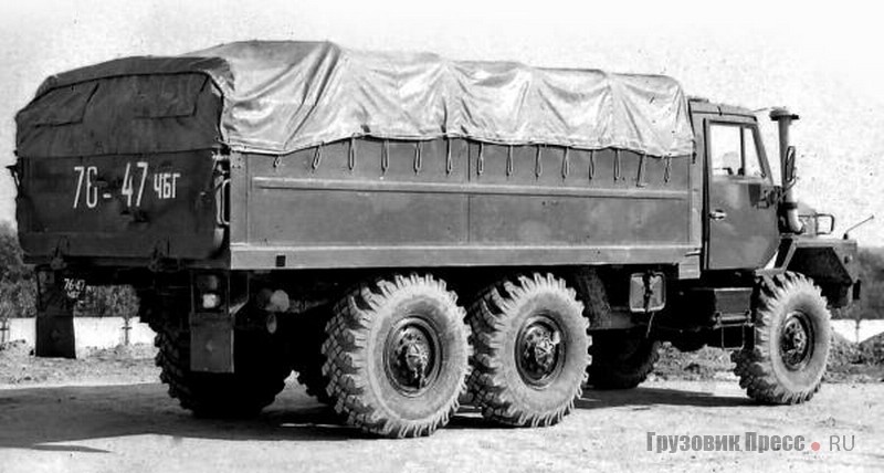 Плавающий «Урал-43221» («Урал-4322П») 1978 года семейства «Суша». Модификация плавающего «Урал-4322» на базе серийного грузовика «Урал-4320» с кабиной КамАЗ и цельнометаллической грузовой платформой длиной 4,5 м.